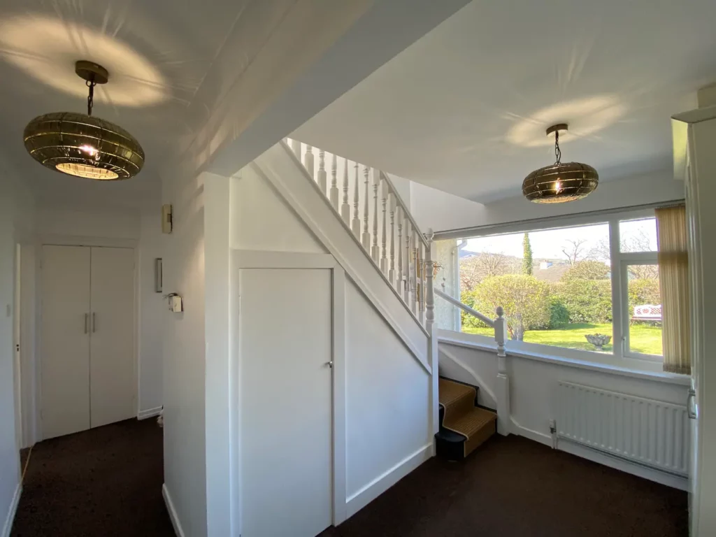 Airy hallway with cloakroom space Airy hallway with cloakroom space